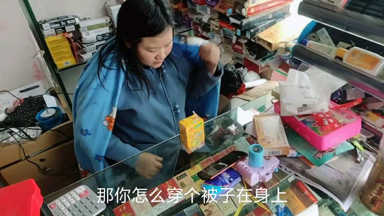 他欠两年的3000还了,我很高兴,我送了一件阿迪达斯的衣服给他